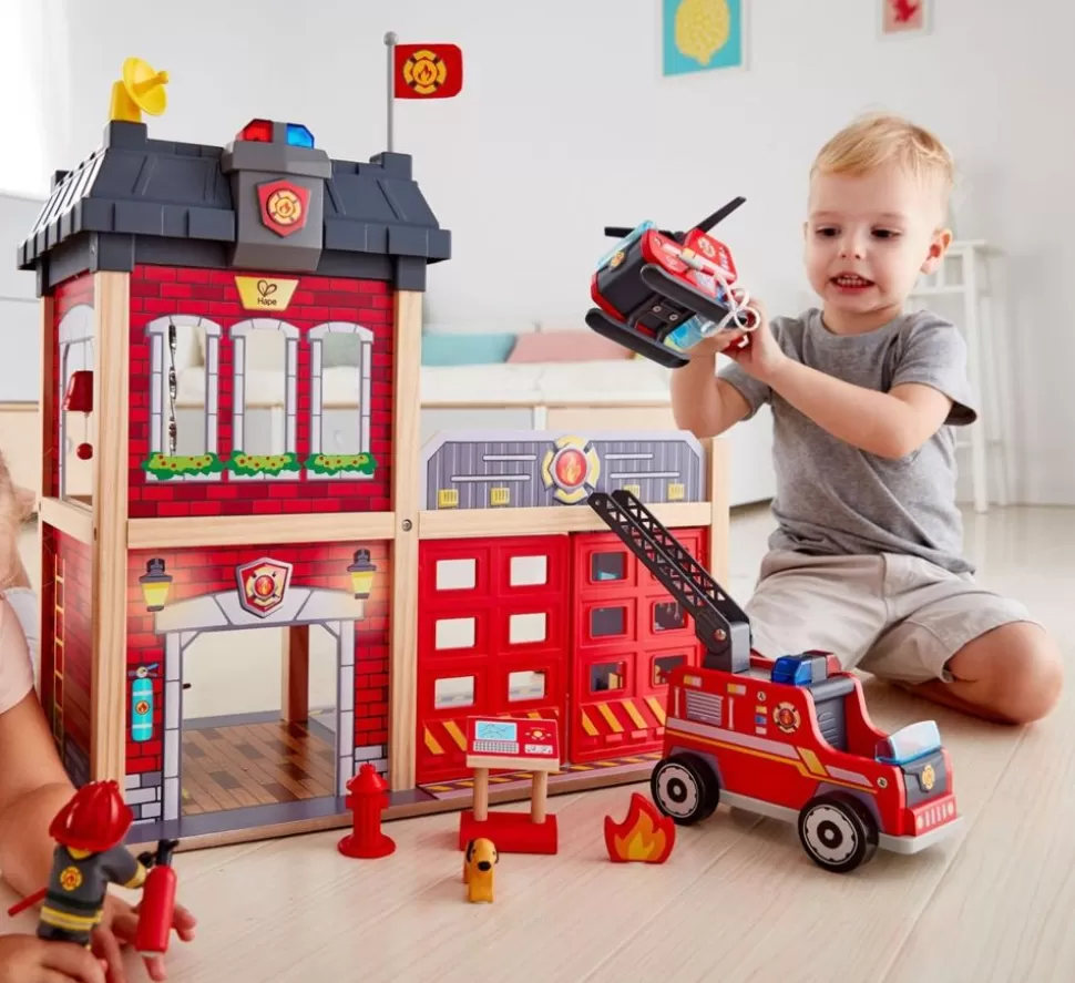 Hape Dukkehus & Legesæt<Brandstation I Trae M. 13 Dele